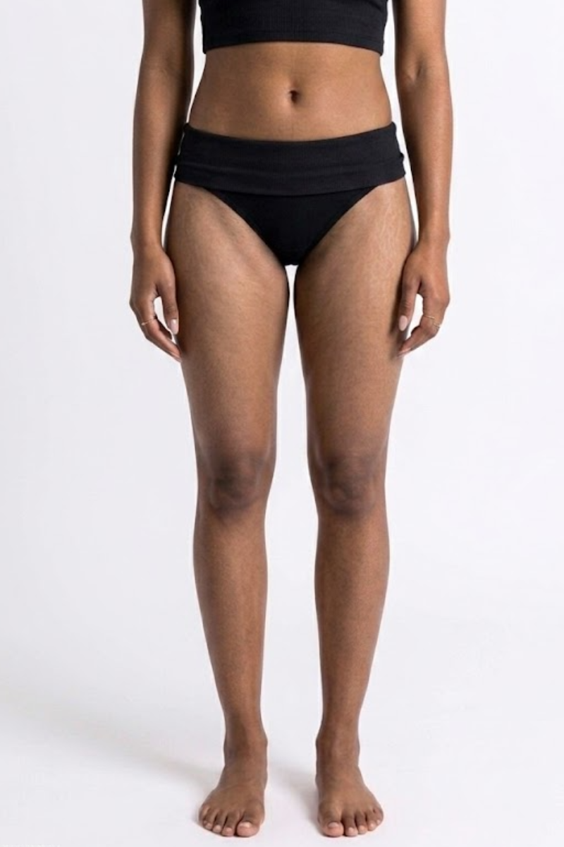 Woman with visible cellulite on thighs — before wearing anti-cellulite leggings by Kalt
